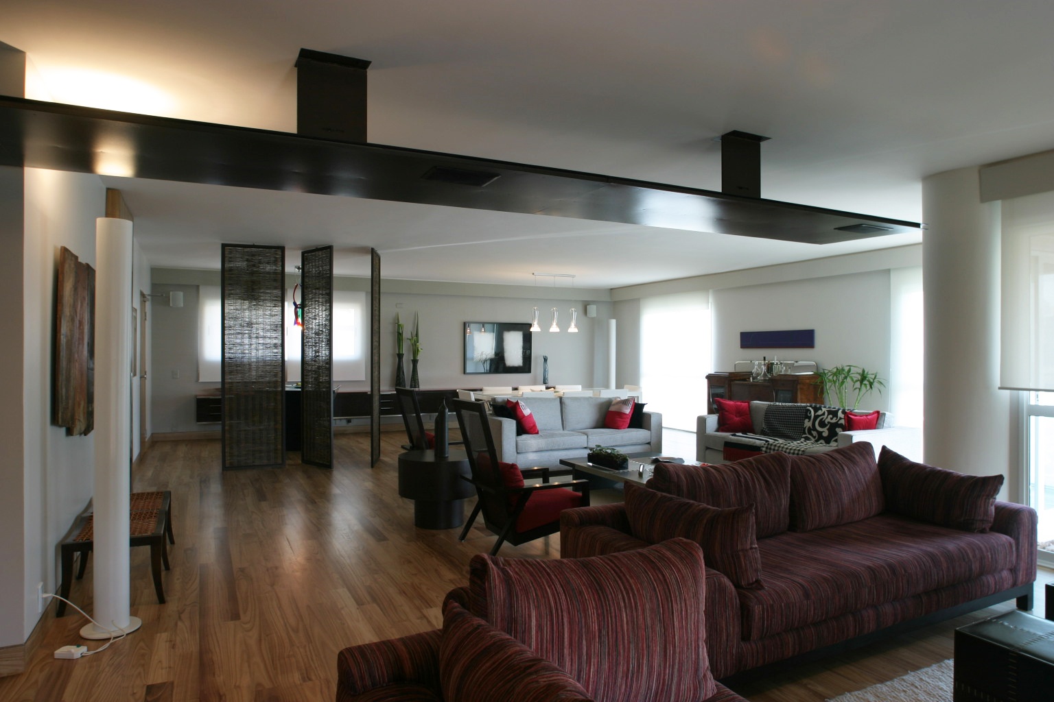 Delimitação de espaços integrados na arquitetura residencial da Casa FRO