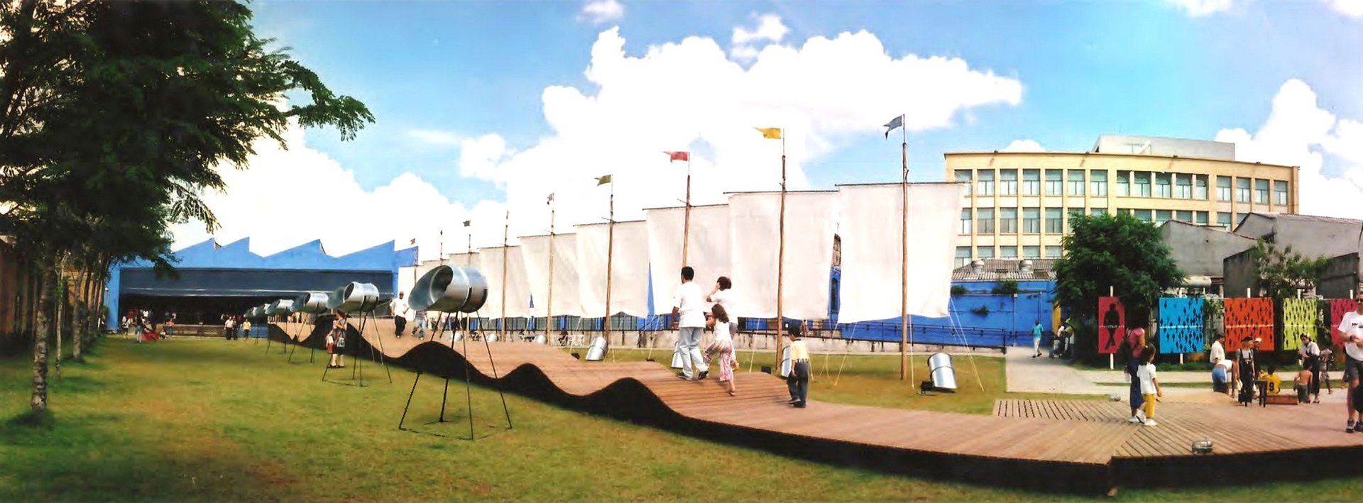 Deck de madeira ondulado com decoração repleta de velas de barco e ventiladores