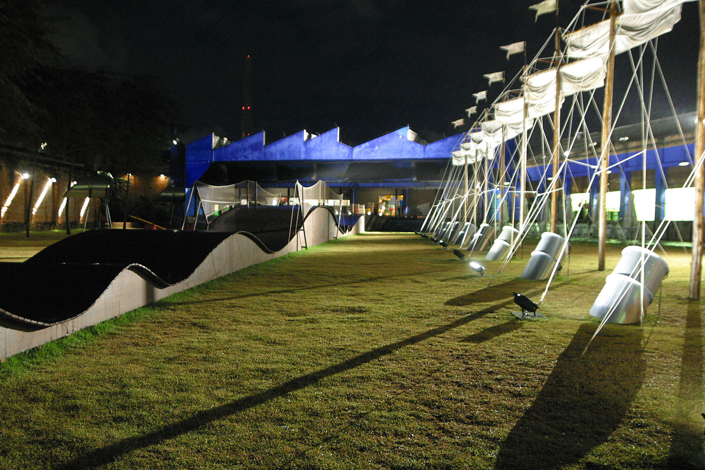 Deck com velas de barco recolhidas de noite