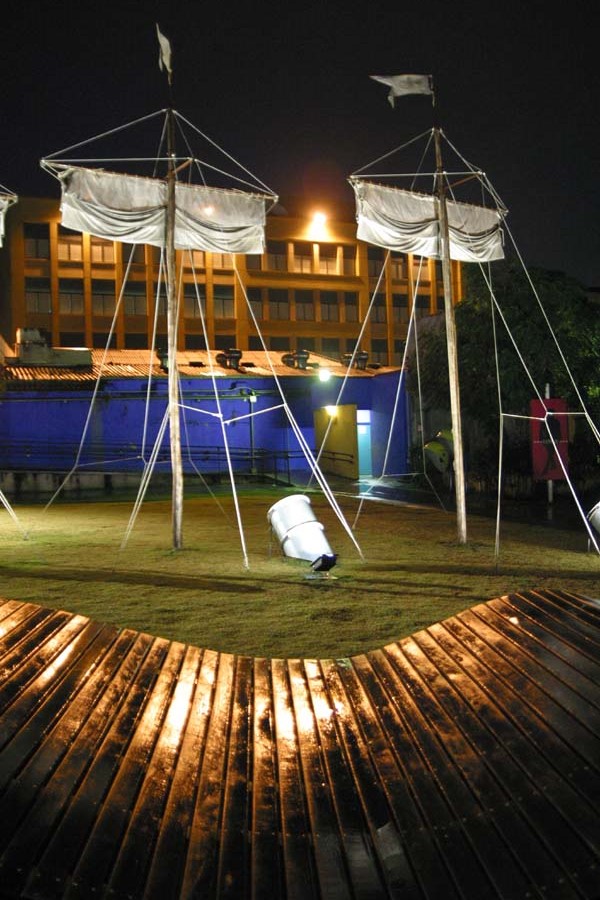 Detalhe do deck no período noturno da exposição