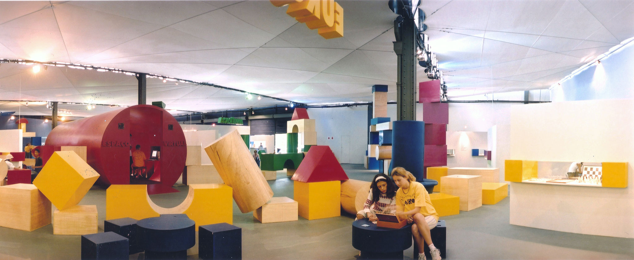 Imagem geral da exposição com os módulos de madeira