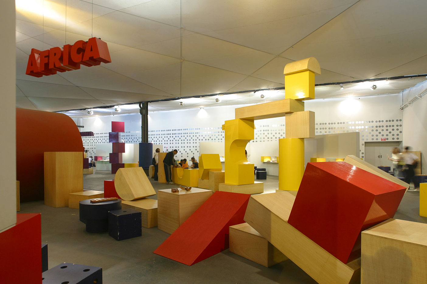 Detalhe da composição com blocos geométricos de madeira