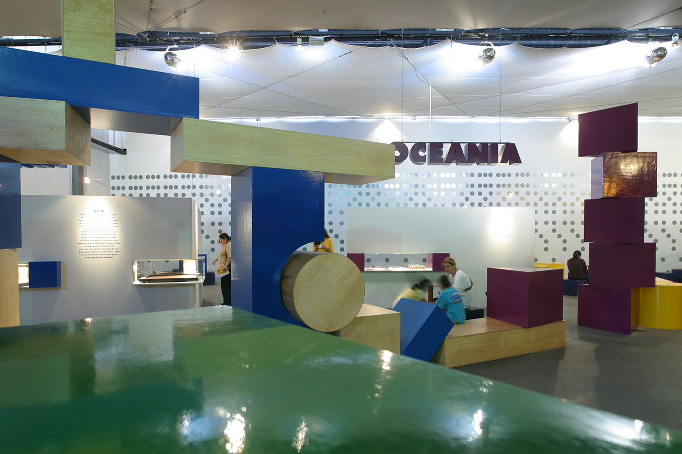 Detalhe de uma composição com blocos de madeira e vitrines na exposição