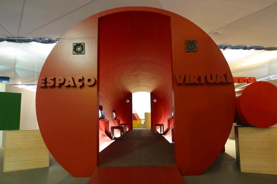 Túnel feito em madeira para os vídeo games