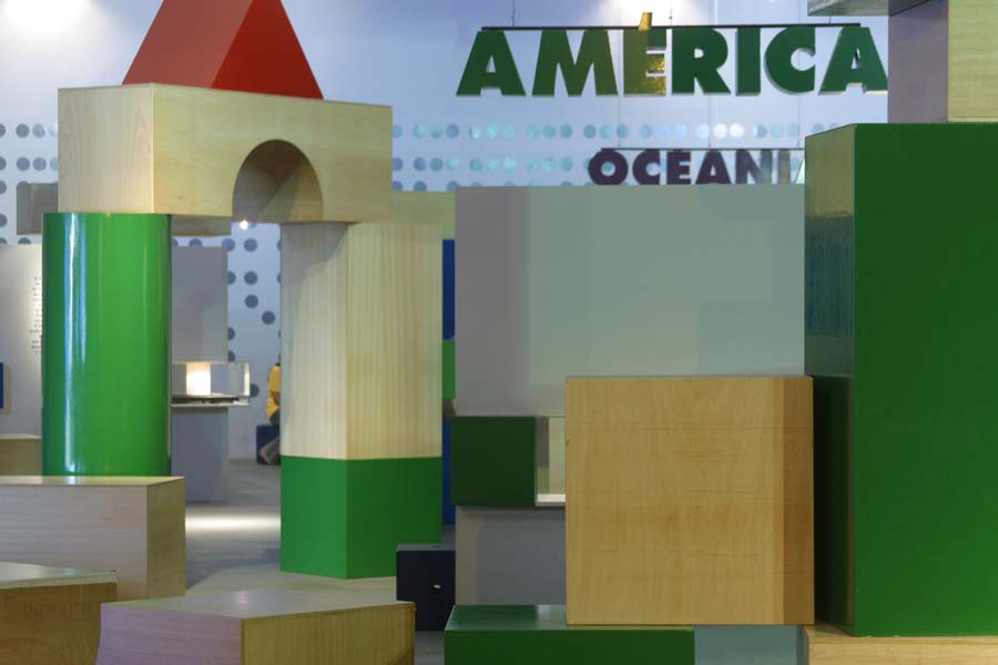 Composição com blocos de madeira para brincar