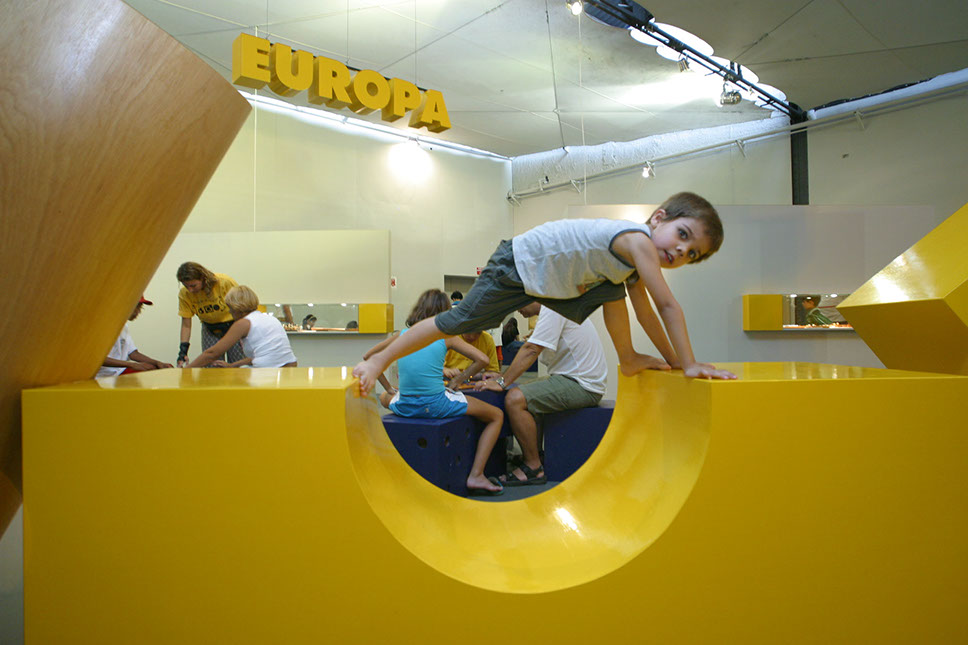 Outra visão das crianças brincando com os blocos de madeira