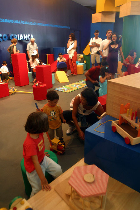 Brincadeiras no Espaço Criança da exposição