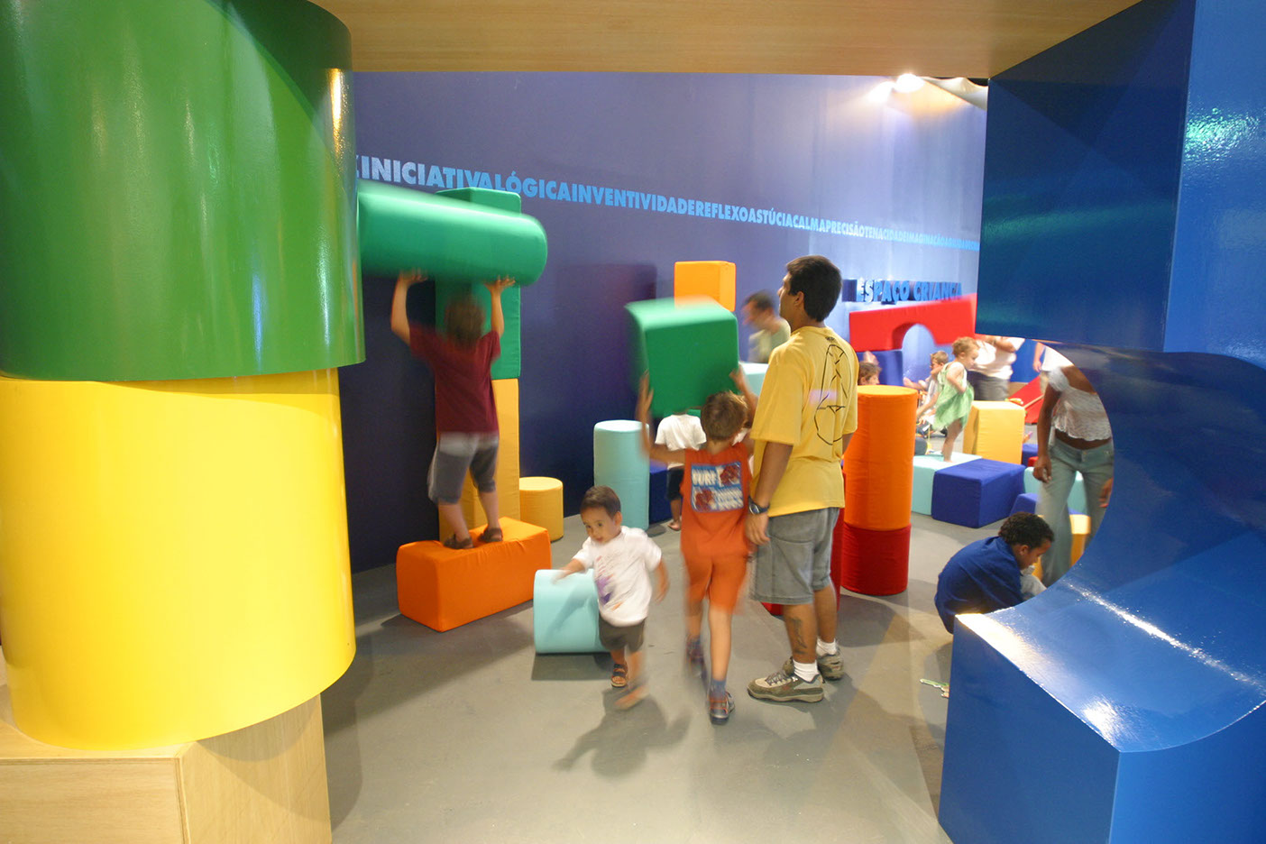 Crianças brincando com blocos